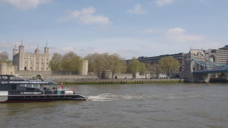 Blick-Auf-Den-Tower-Of-London-Und-Die-Tower-Bridge-Vom-Touristenboot-Auf-Der-Themse-3